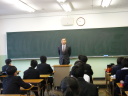 順調に始まった3年生の講習で挨拶する校長先生